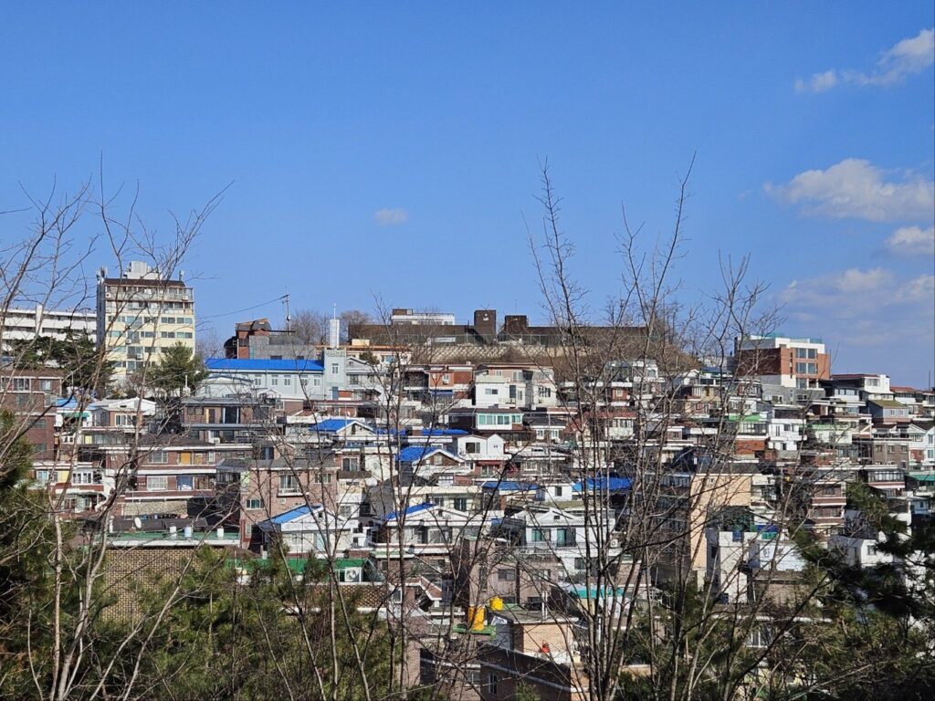 韓国旅行初心者ガイド!到着前にチェック!2026韓国旅行で知っておくべき基本情報 - IMG 1570.JPG 山の斜面に広がる懐かしい風景を留めた解放村(ヘバンチョン)の「タルトンネ(月の街)」です。韓国戦争の歴史が刻まれたこの場所は、現在、個性あふれるカフェや工房が集まる最も「ヒップ」な文化空間へと変貌を遂げました。