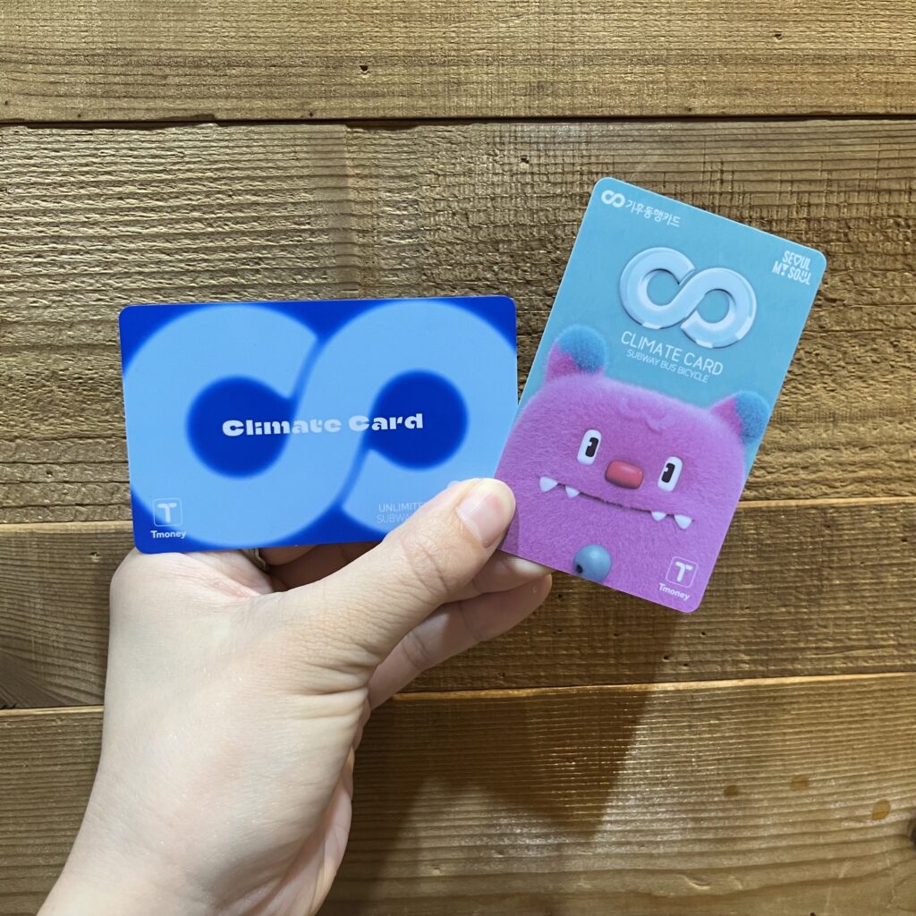 기후 카드 두 장을 들고 있음