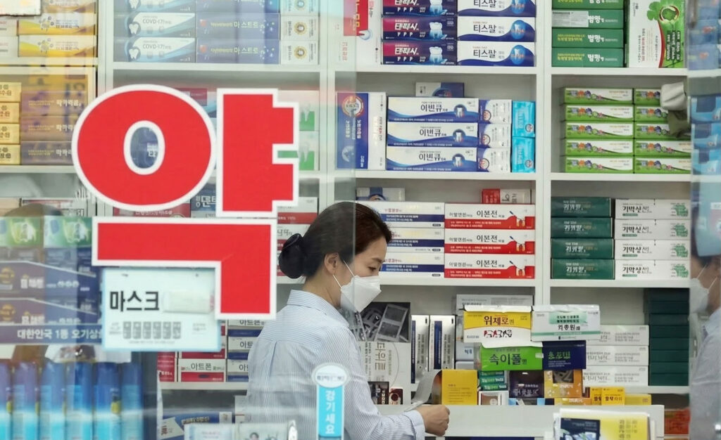 韓国の薬局利用マニュアル:常備薬の購入と症状の伝え方ガイド - 한국 약국 이용 매뉴얼1 韓国の薬局薬剤師のイメージ