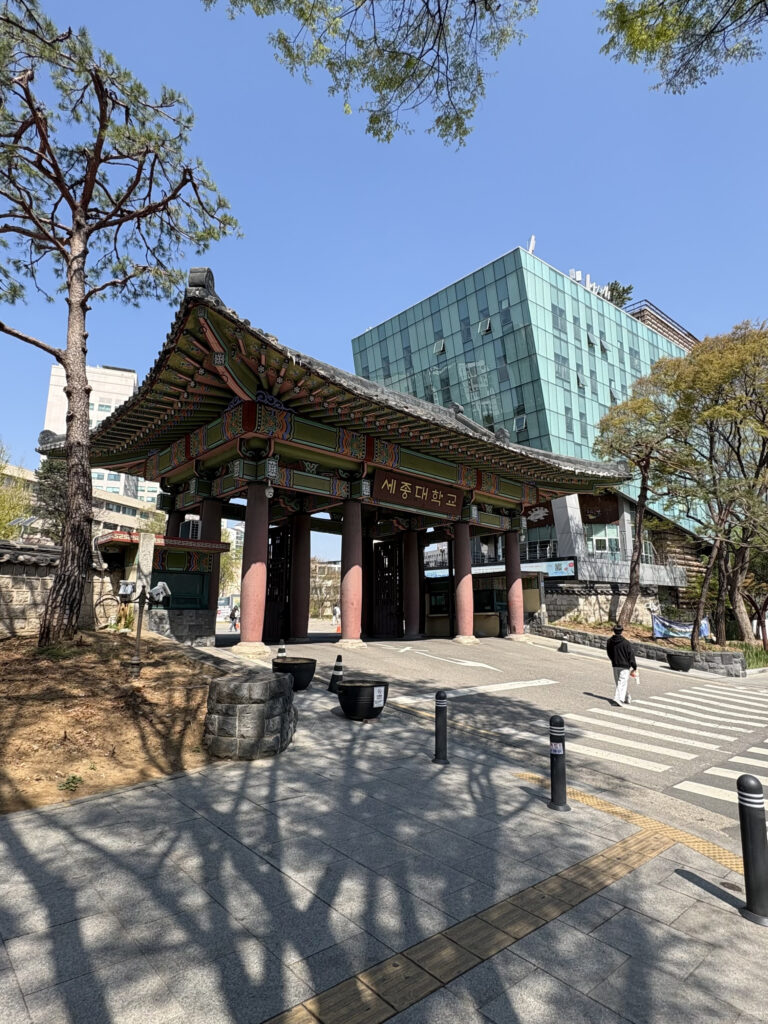【2026年最新】韓屋の正門に惚れ、専攻に2度惚れる!世宗大学キャンパスツアー - IMG 0258 정문 【2026年最新】韓屋の正門に惚れ、専攻に2度惚れる!世宗大学キャンパスツアー 12